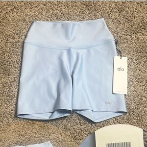 Seashell blue airlift energy short size S 5"
NWT